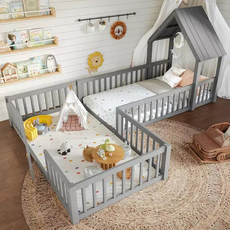 Lit au sol en bois naturel en forme de maison avec porte et barrières, taille double, 2 enfants