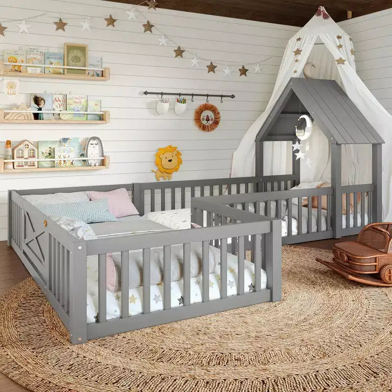 Lit au sol en bois naturel en forme de maison avec porte et barrières, taille double, 2 enfants