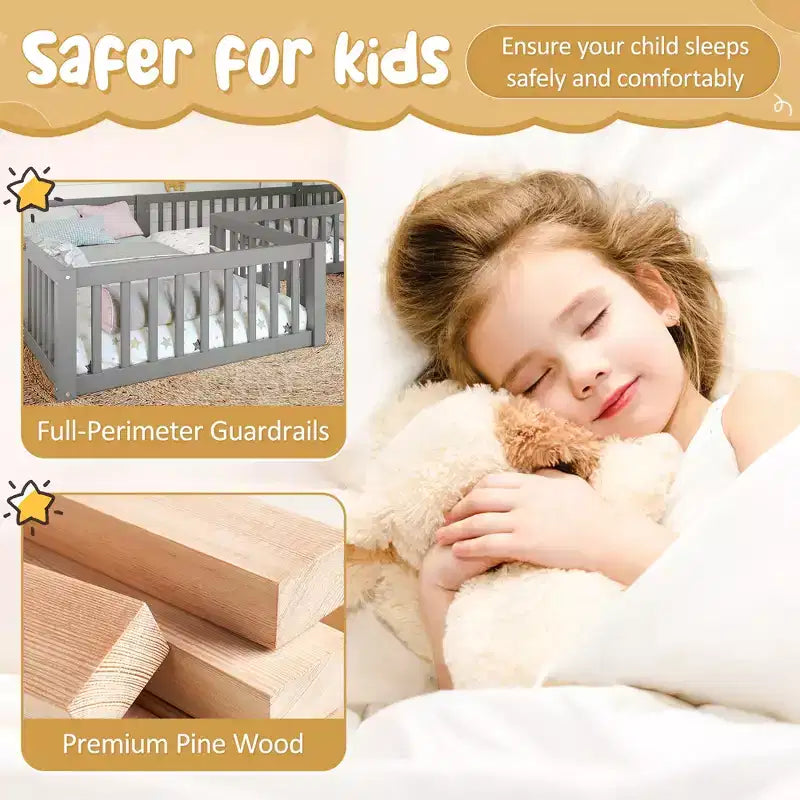 Lit au sol en bois naturel en forme de maison avec porte et barrières, taille double, 2 enfants