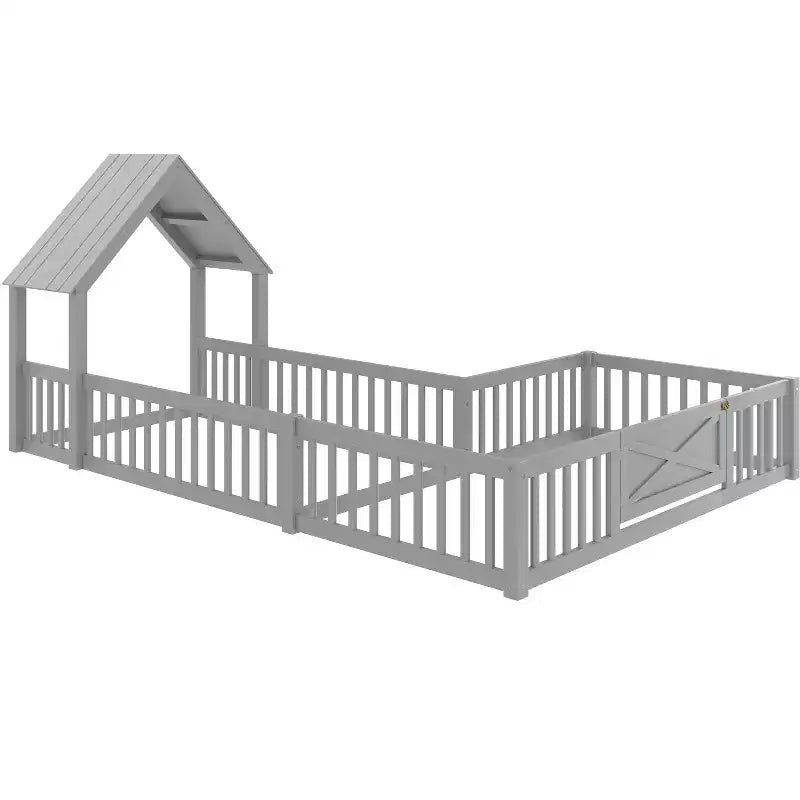 Lit au sol en bois naturel en forme de maison avec porte et barrières, taille double, 2 enfants