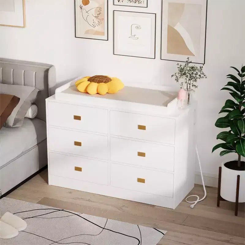 Commode à langer en bois blanc avec poignées dorées, style moderne, pour nourrissons de 0 à 3 ans