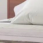 Cadre de lit robuste avec tête de lit de rangement - Plateforme en bois, pied de lit surélevé, support à lattes, aucun sommier tapissier requis, blanc et noyer, mobilier de chambre à coucher