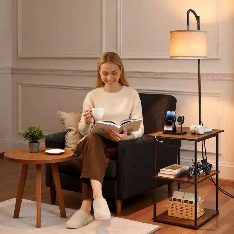 Lampadaire VEVOR avec table, table d'appoint étroite à 3 niveaux avec étagères ouvertes et éclairage à 3 températures de couleur, port de charge USB, Type C et AC, marron et noir
