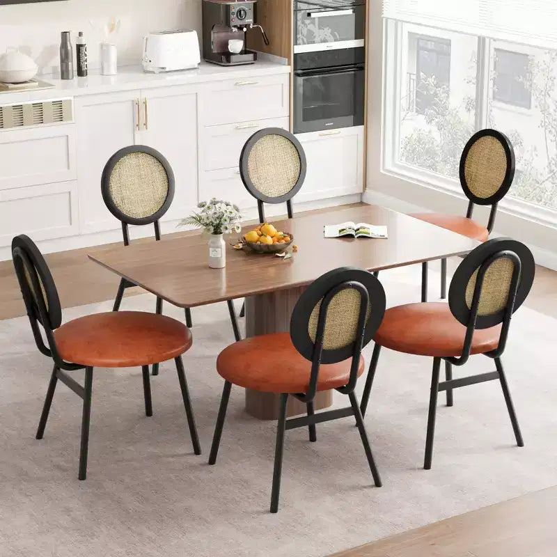 Lot de 4 chaises de salle à manger en rotin. Chaises de cuisine modernes rembourrées avec coussins épais et pieds en métal. Idéales pour les petits espaces.