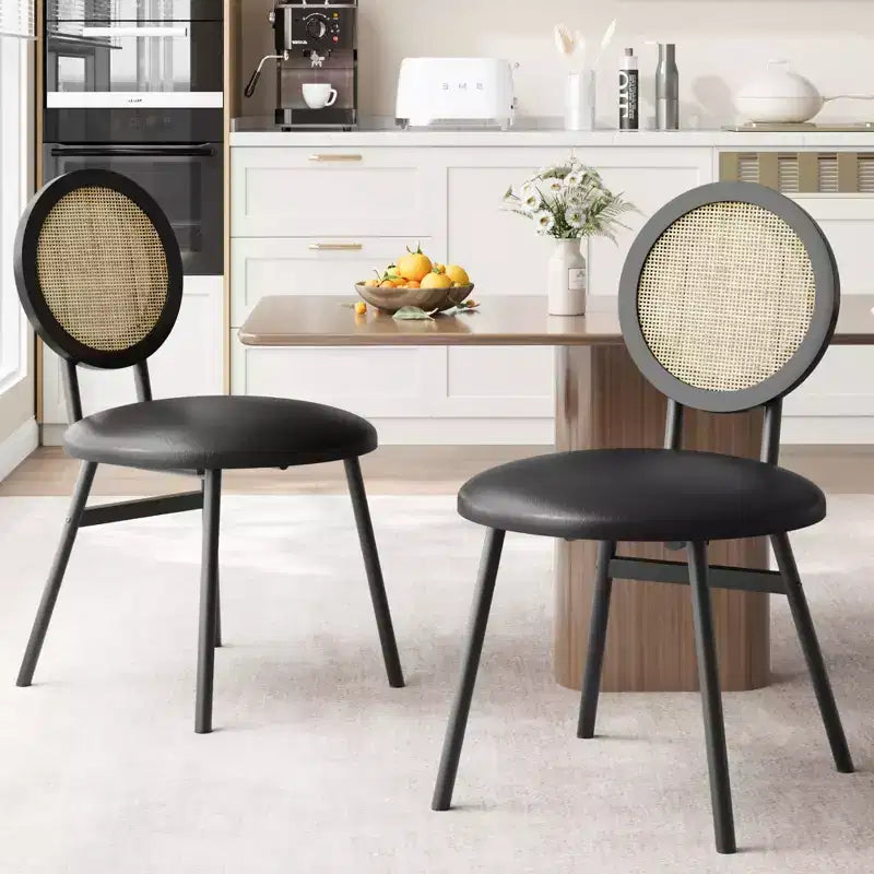 Lot de 4 chaises de salle à manger en rotin. Chaises de cuisine modernes rembourrées avec coussins épais et pieds en métal. Idéales pour les petits espaces.