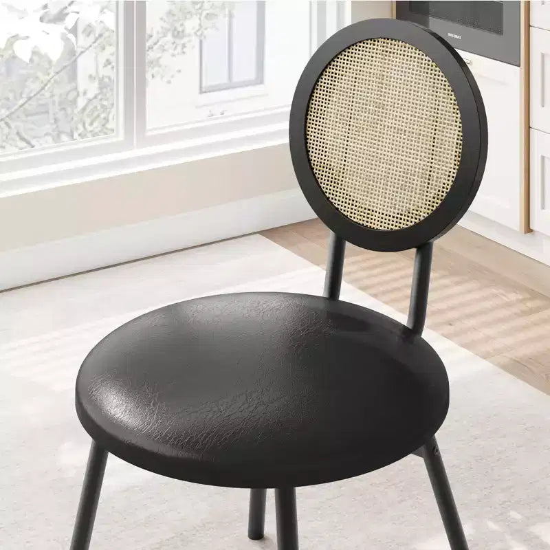 Lot de 4 chaises de salle à manger en rotin. Chaises de cuisine modernes rembourrées avec coussins épais et pieds en métal. Idéales pour les petits espaces.