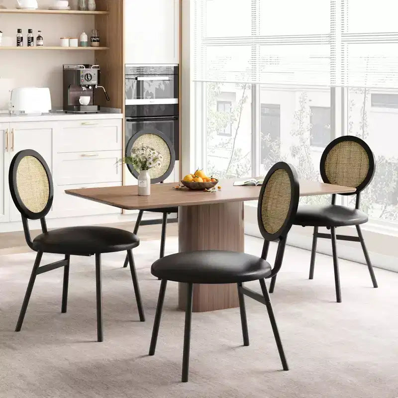 Lot de 4 chaises de salle à manger en rotin. Chaises de cuisine modernes rembourrées avec coussins épais et pieds en métal. Idéales pour les petits espaces.