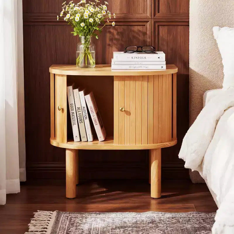Table de chevet en bois courbé de style scandinave moderne Christopher Knight Home Bennett avec portes coulissantes à lattes