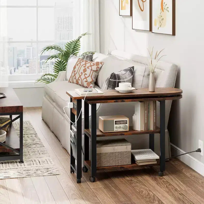Table d'appoint de canapé rotative à 360° avec 2 étagères de rangement et station de charge, bureau roulant pivotant avec cadre métallique et roulettes