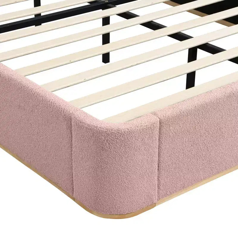 Lit plateforme moderne Whisen King avec tête de lit double oreiller, rembourré, tissu bouclé doux, design latéral ailé, lattes en bois massif
