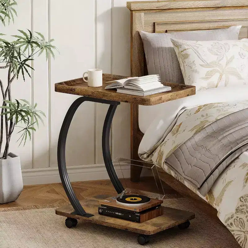 Table d'appoint en forme de C Lantine, petite table d'appoint à 2 niveaux avec roulettes, table de chevet/canapé en bois pour petits espaces de salon, marron