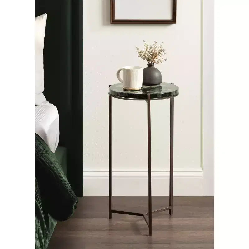 Table d'appoint Kate and Laurel Aguilar en verre et métal, vert et bronze, 13x13x24