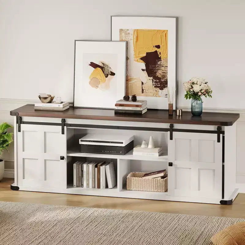 Meuble TV de ferme pour téléviseur de 75 pouces, console média de 70 pouces avec portes coulissantes de grange, armoires de rangement, étagères réglables, prises de courant intégrées
