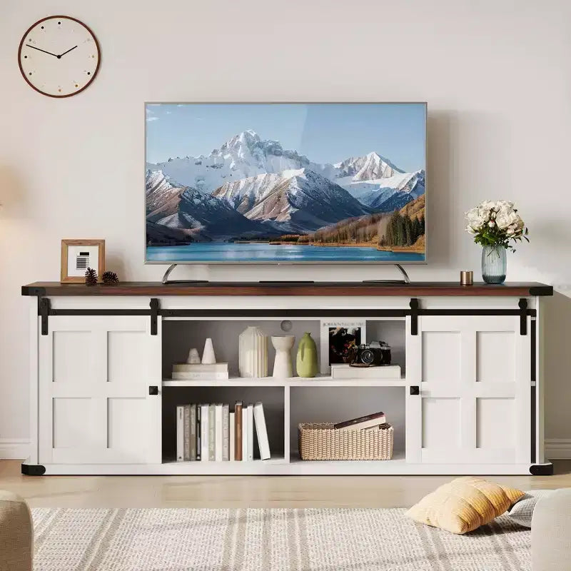 Meuble TV de ferme pour téléviseur de 75 pouces, console média de 70 pouces avec portes coulissantes de grange, armoires de rangement, étagères réglables, prises de courant intégrées
