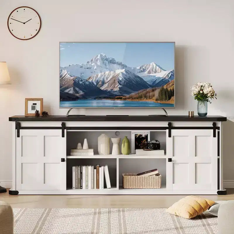 Meuble TV de ferme pour téléviseur de 75 pouces, console média de 70 pouces avec portes coulissantes de grange, armoires de rangement, étagères réglables, prises de courant intégrées