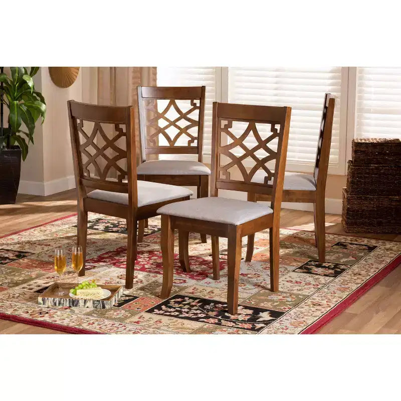 Lot de 4 chaises de salle à manger en tissu Mael avec structure en bois - Baxton Studio : rembourrage en mousse, pieds en sabre, assemblage requis
