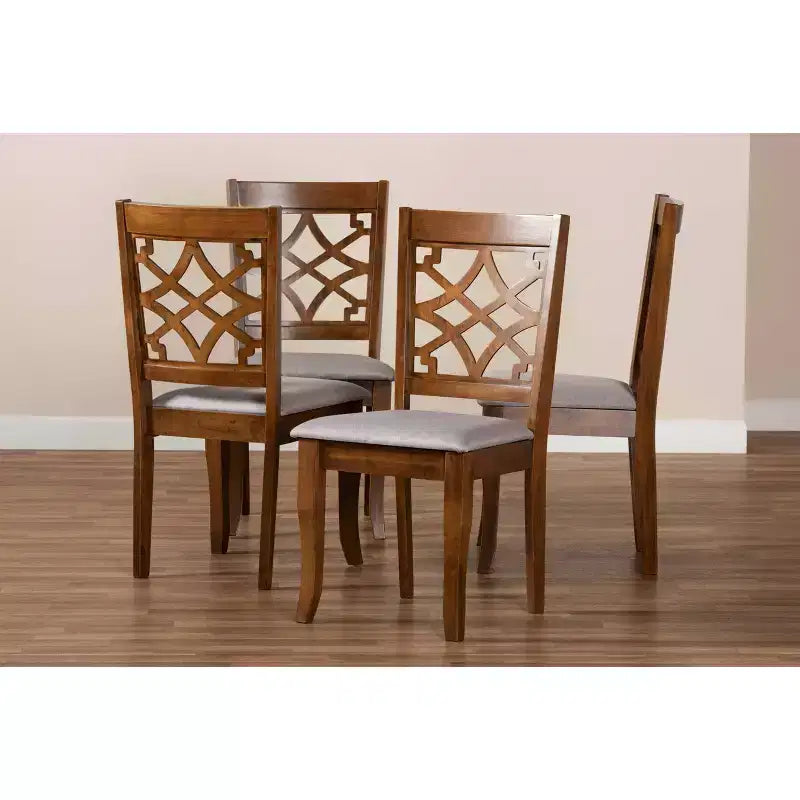 Lot de 4 chaises de salle à manger en tissu Mael avec structure en bois - Baxton Studio : rembourrage en mousse, pieds en sabre, assemblage requis