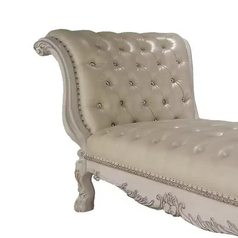 Chaise longue de Dresde 82" en similicuir et finition blanc cassé - Acme Furniture : garniture élégante à clous, cadre en bois, entretien par essuyage sec