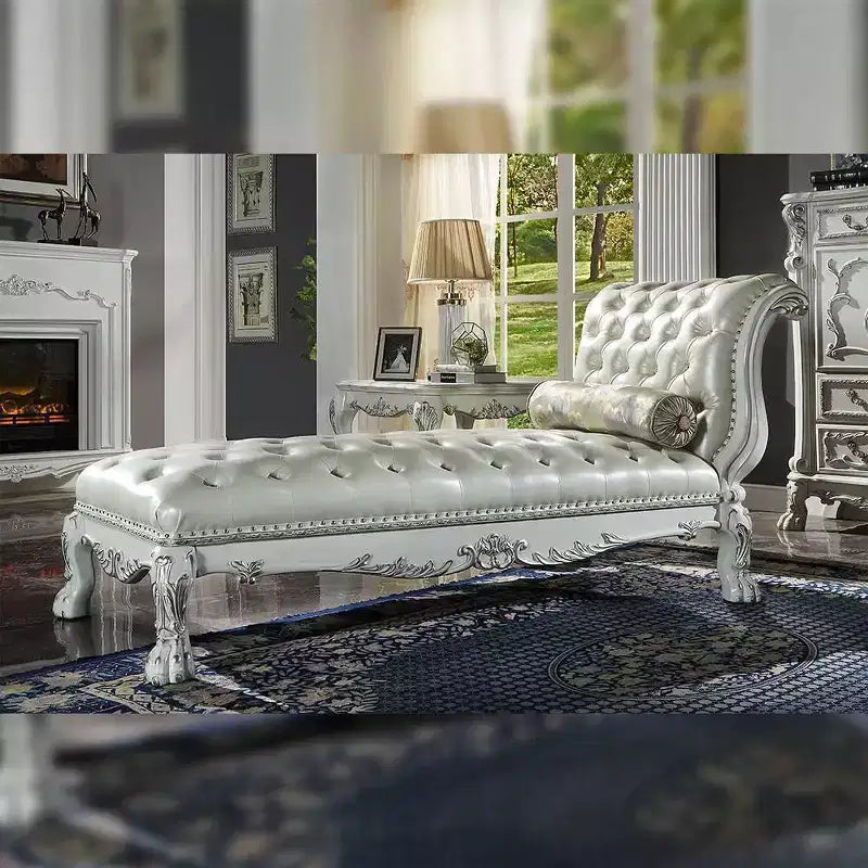 Chaise longue de Dresde 82" en similicuir et finition blanc cassé - Acme Furniture : garniture élégante à clous, cadre en bois, entretien par essuyage sec