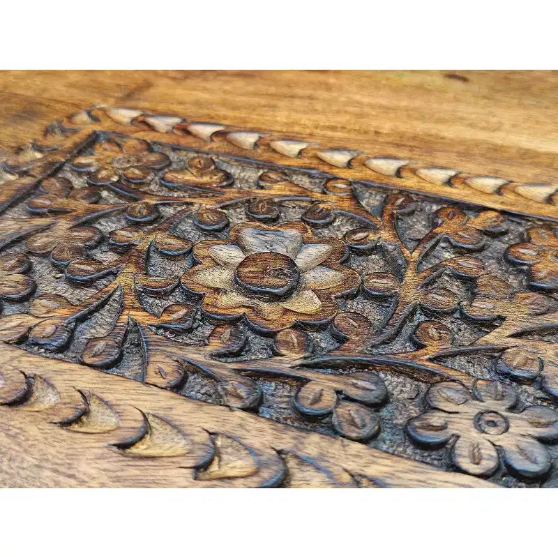 Table d'appoint pliante Boho Urban Port 21 po avec panneaux sculptés de fleurs et pieds en noyer/bois naturel