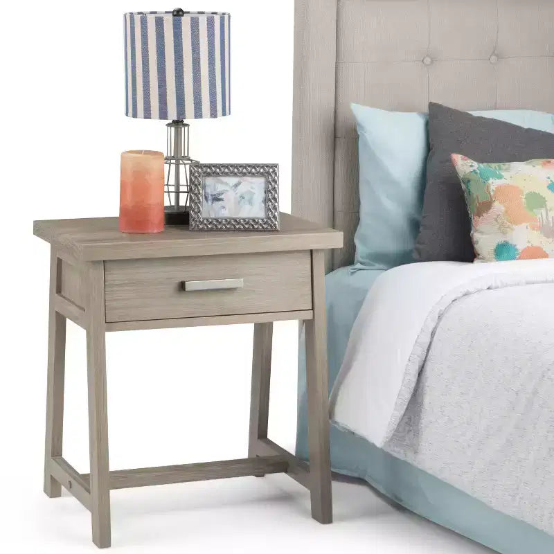Table de chevet 24 po en bois massif Hawkins - Wyndenhall