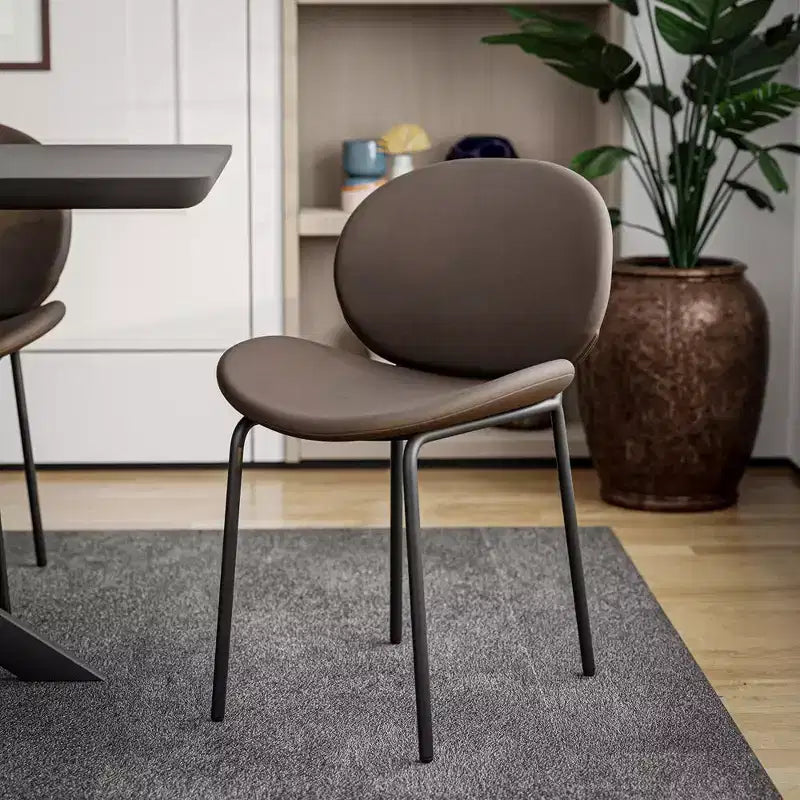 Chaise de salle à manger moderne LeisureMod Servos – Siège en cuir synthétique rembourré avec dossier incurvé et pieds en métal, confortable pour cuisine, salle à manger, café