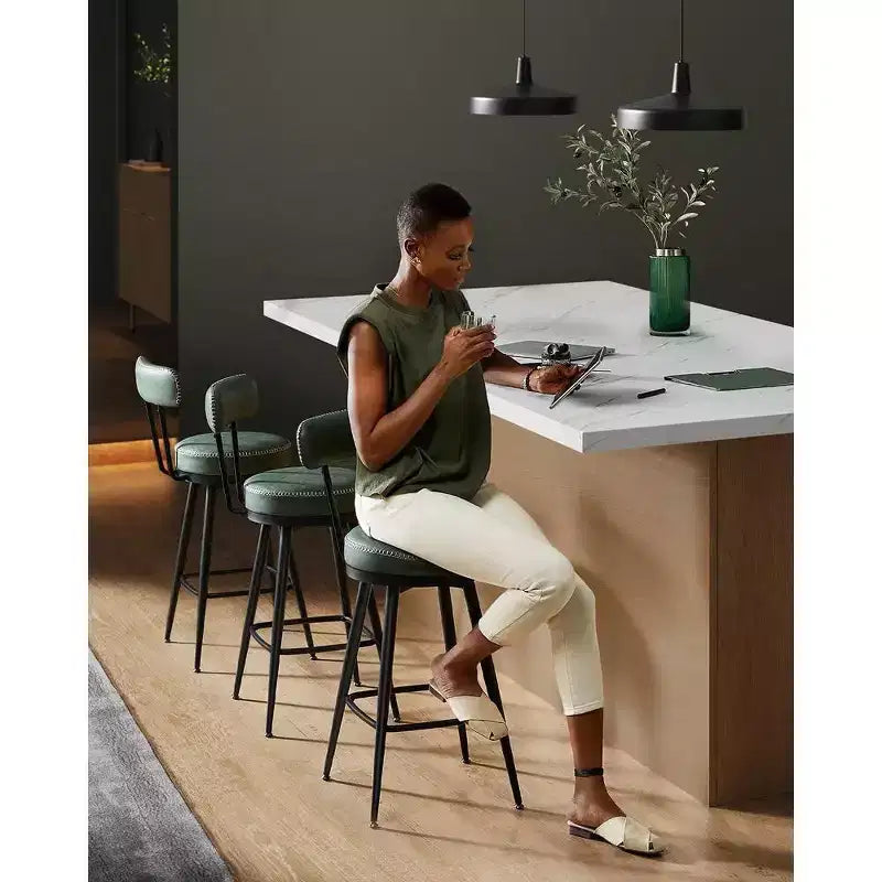VASAGLE Collection EKHO - Lot de 2 tabourets de bar, tabourets de bar pivotants hauteur comptoir avec dossier, cuir synthétique avec surpiqûres