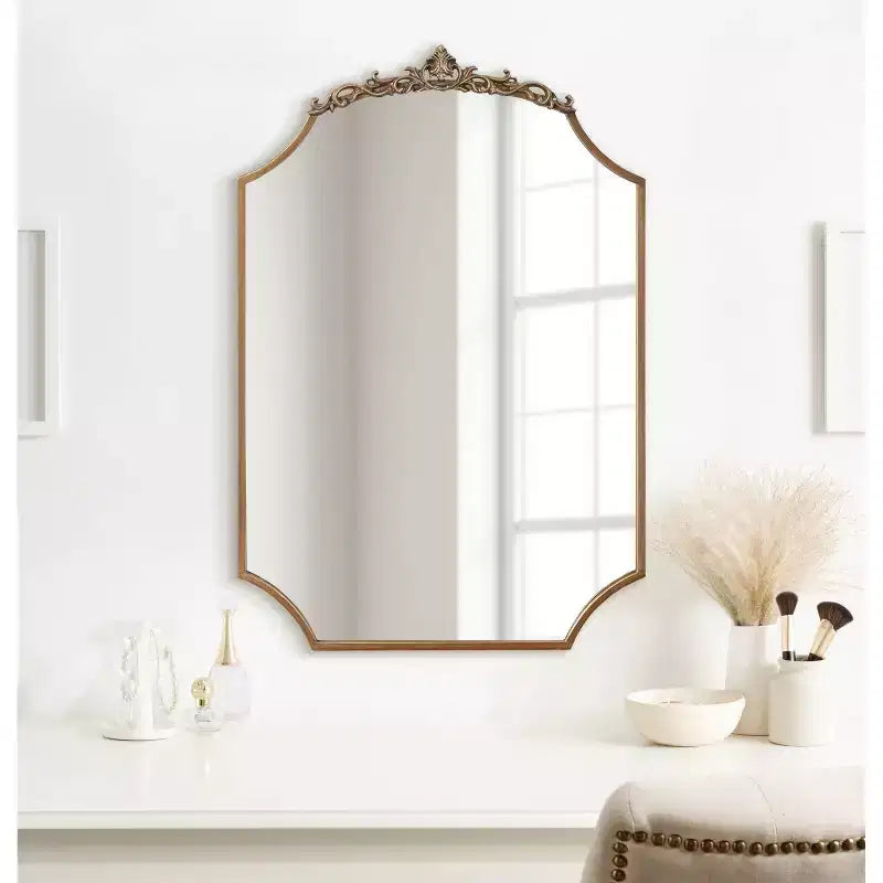 Miroir Arendahl de style traditionnel avec bordure festonnée, couleur or, de Kate & Laurel All Things Decor