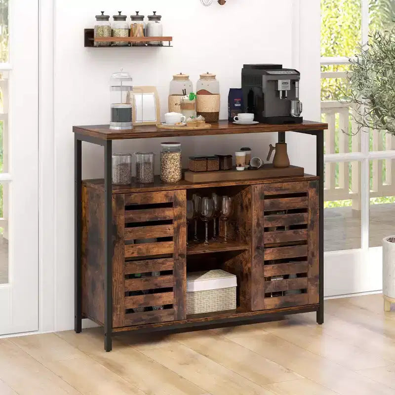 Meuble de rangement Costway : Buffet industriel avec porte à lattes à ouverture par simple pression