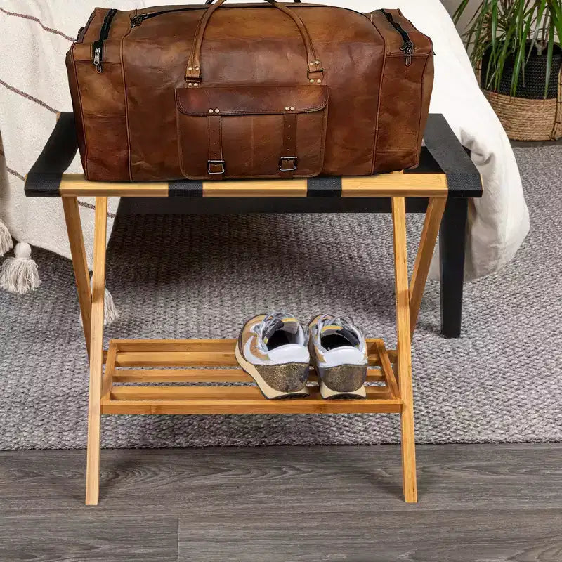 Porte-bagages pliant entièrement assemblé avec étagère de rangement inférieure | Cadre en bambou avec sangles noires